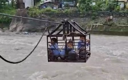 9 साल से झूला पुल का इंतजार, जान जोखिम में डाल ट्रॉली से नदी पार करने को मजबूर ग्रामीण