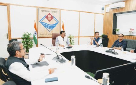 उत्तराखंड: मुख्य सचिव का सौर ऊर्जा और वित्तीय अनुशासन पर जोर