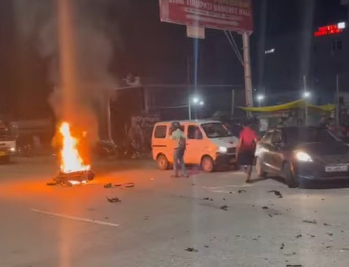 हल्द्वानी NH पर भीषण सड़क हादसा: रोंग साइड से आ रहे केंटर ने बाइक को मारी टक्कर, बाइक में लगी आग, दो गंभीर घायल