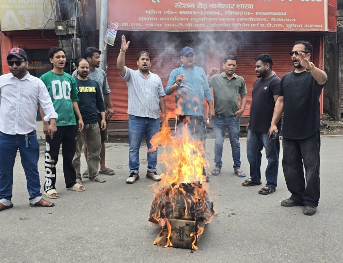 वीर चंद्र सिंह गढ़वाली का अपमान: विधायक दिलीप सिंह रावत के पुतला दहन के साथ संघर्ष वाहिनी का विरोध प्रदर्शन