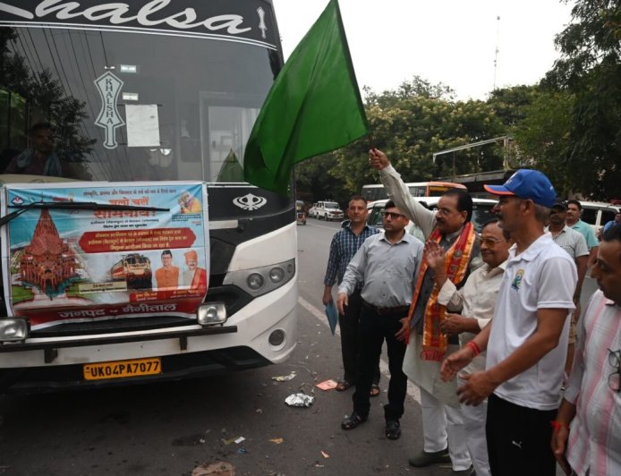 हल्द्वानी: सोमनाथ तीर्थयात्रियों के दल को सांसद अजय भट्ट ने हरी झंडी दिखाकर किया रवाना