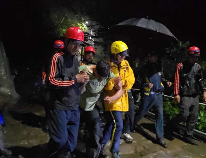 रुद्रप्रयाग: केदारनाथ यात्रा मार्ग पर गहरी खाई में गिरा युवक, एसडीआरएफ ने सफल रेस्क्यू अभियान से बचाई जान