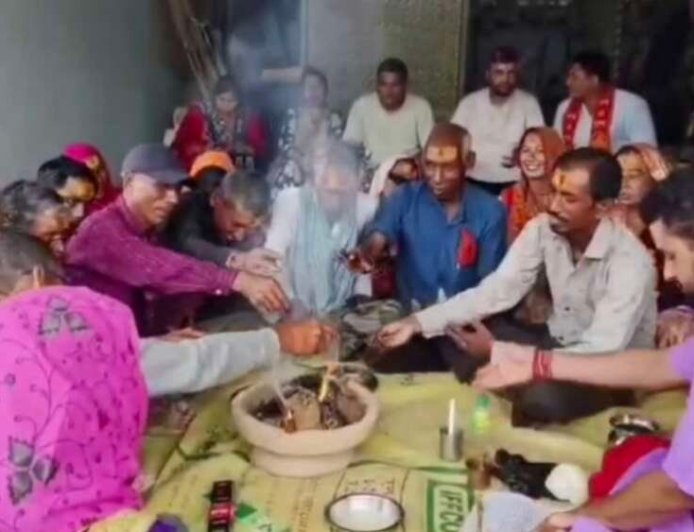 खटीमा में 150 से अधिक लोगों ने स्वेच्छा से अपनाया हिंदू धर्म - धार्मिक कार्यक्रम में 47 लोगों की घर वापसी