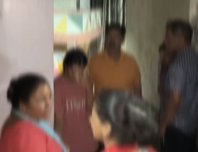 सरयू पुल पर किशोरी की जान बचाने में जुटे Ashok Kumar, बड़ा हादसा टला