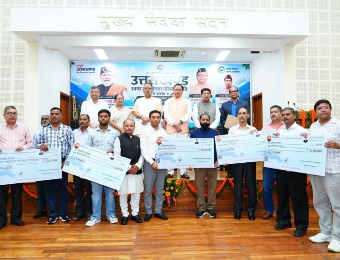 उत्तराखंड में स्वच्छ पारिस्थितिकी के लिए ईंधन आधारित वाहनों को प्रोत्साहन, सीएम धामी ने बांटे सब्सिडी चेक