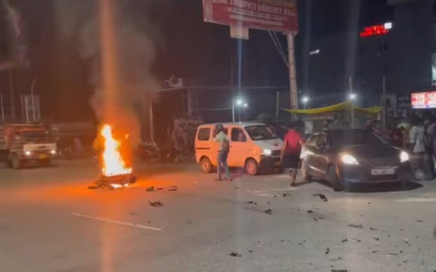 हल्द्वानी NH पर भीषण सड़क हादसा: रोंग साइड से आ रहे केंटर ने बाइक को मारी टक्कर, बाइक में लगी आग, दो गंभीर घायल
