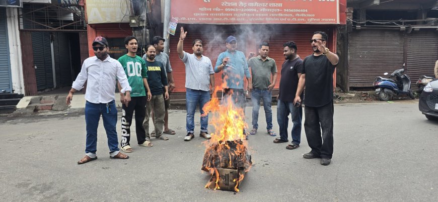 वीर चंद्र सिंह गढ़वाली का अपमान: विधायक दिलीप सिंह रावत के पुतला दहन के साथ संघर्ष वाहिनी का विरोध प्रदर्शन