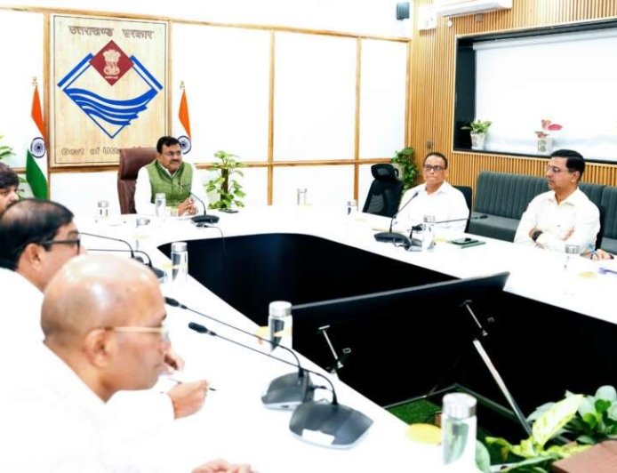 उत्तराखंड: विकास परियोजनाओं में तेजी लाने के लिए मुख्य सचिव का सख्त दिशा-निर्देश