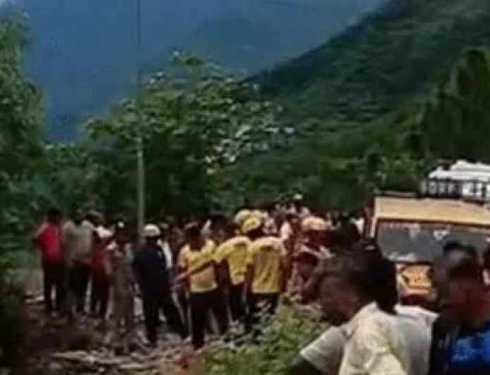 उत्तराखंड हादसा: गहरी खाई में बही कार, पांच की जान गई, एक बच्चा घायल