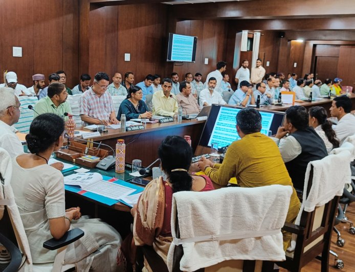 बागेश्वर में मंत्री ने आपदा प्रबंधन एवं पुनर्वास कार्यों की की समीक्षा, त्वरित कार्रवाई पर जोर