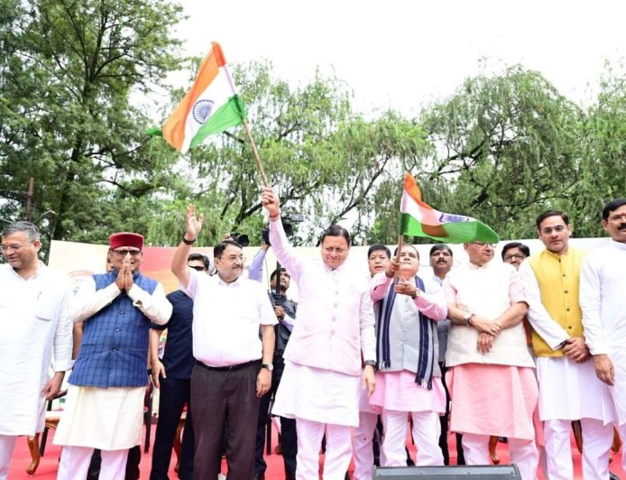 देहरादून में सीएम धामी ने तिरंगा यात्रा निकाली, जनता से की एकता और अखंडता का संकल्प लेने की अपील