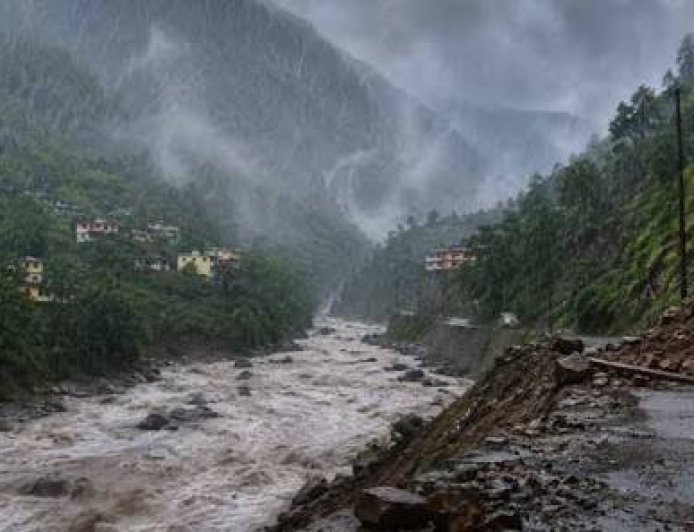 उत्तराखंड में अगले 24 घंटों के लिए मौसम का अलर्ट, 12 जिलों में फ्लैश फ्लड का खतरा