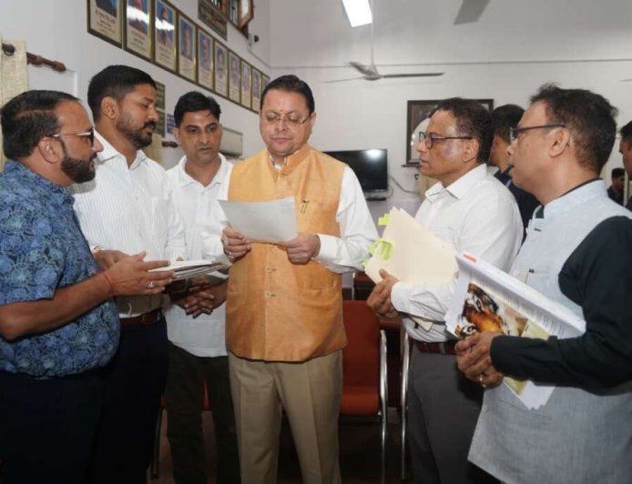 देहरादून: मुख्यमंत्री धामी ने कर्मचारी संगठनों के प्रतिनिधियों से की मुलाकात, मांगे सुनकर दिए समाधान के निर्देश